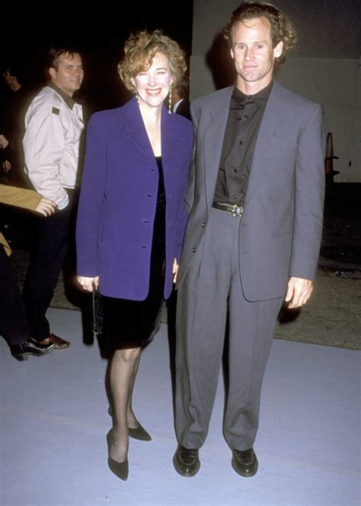 Dianne Wiest: Husband, net worth, tattoos, smoking & body measurements