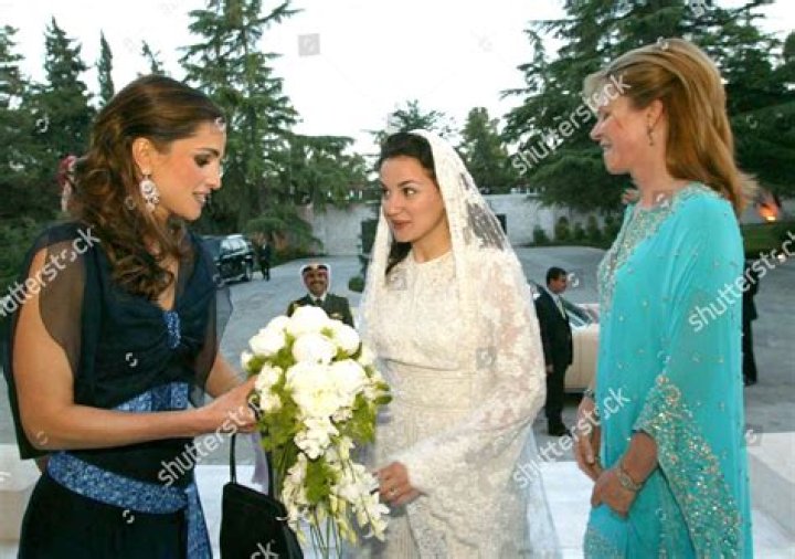 Where does queen noor live